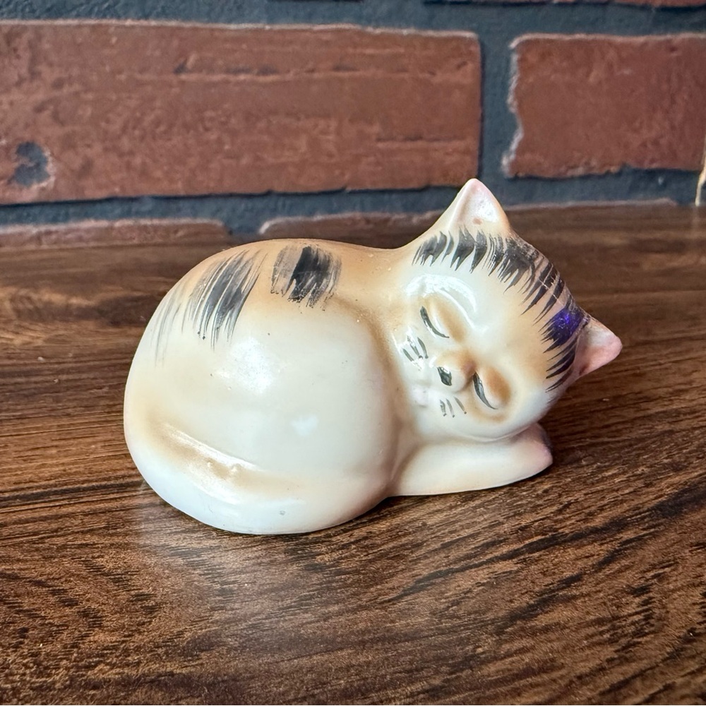 Source Unknown Cream and Black Sleeping Cat Figurine